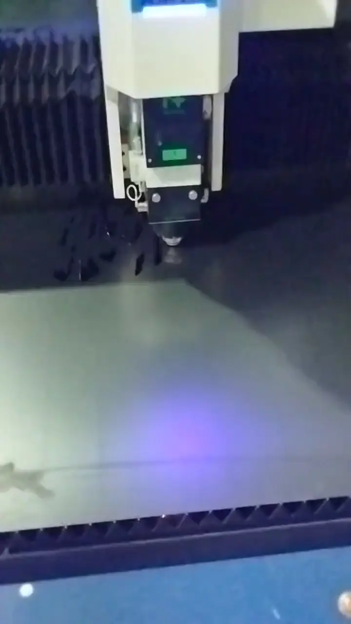 Fiber laser seče čelik uz snop varnica