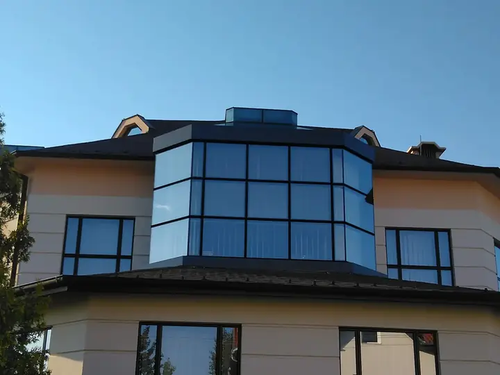 Kuća sa staklenim ispustom i alu stolarijom