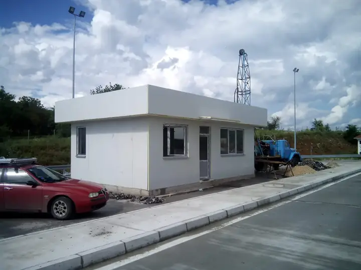 Montažna kabina uz put