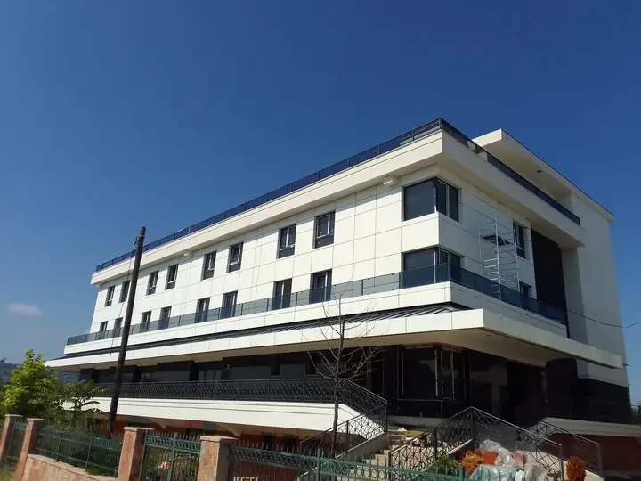 Objekat sa alu stolarijom i fasadom