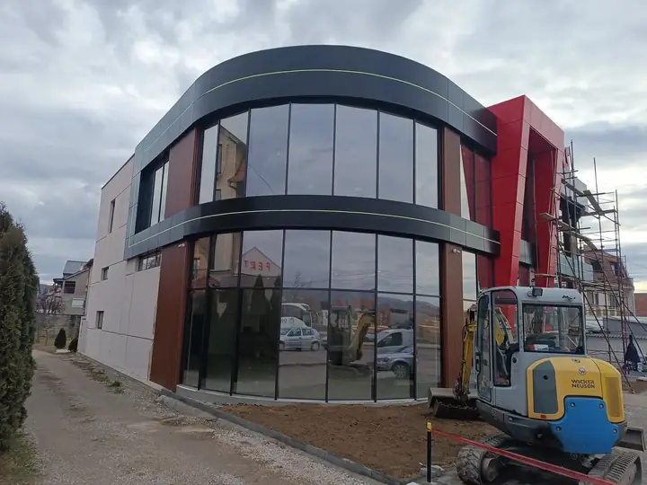 Staklena fasada sa zaobljenim uglom