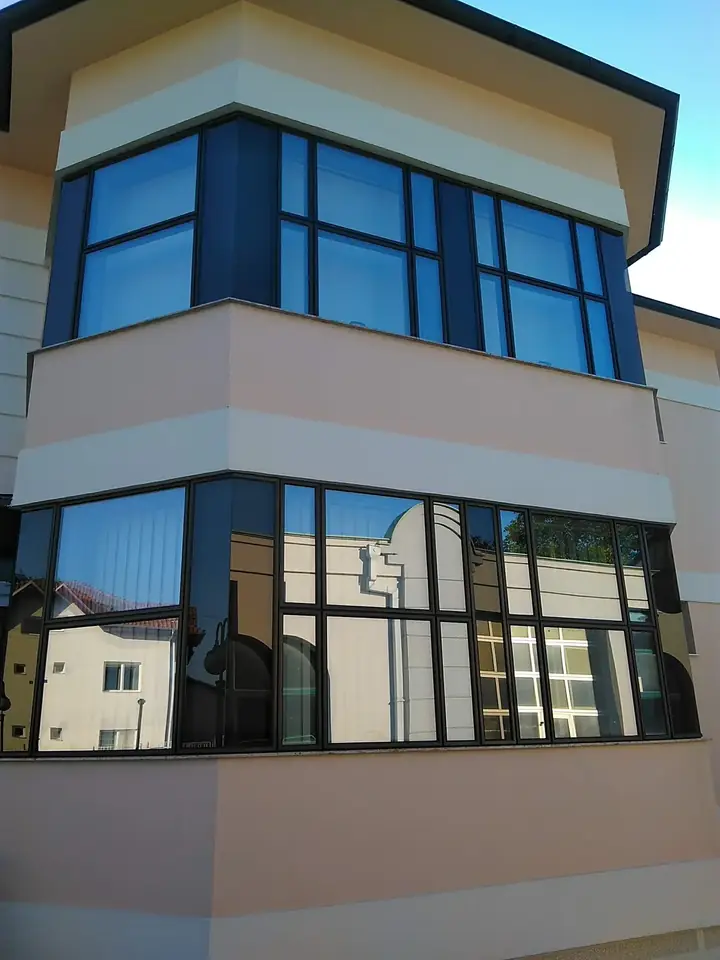 Staklene površine na stambenom objektu